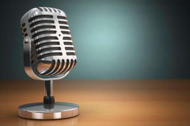 podcast-old-microphone-placed-on-office-desk